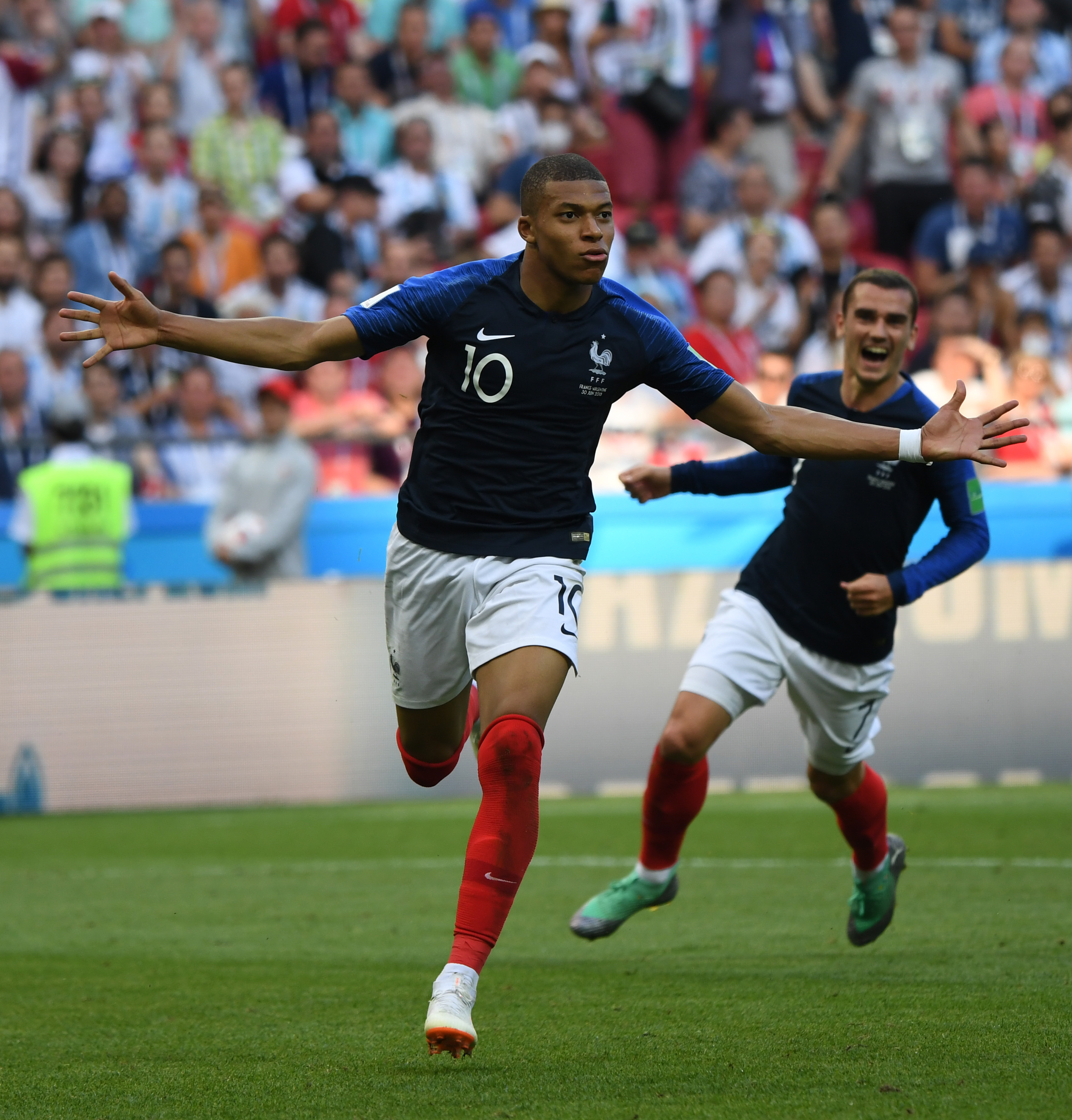 高效爆发！杜兰特17中11得到28分4篮板8助攻（状态火热！杜兰特17投11中砍下28分4篮板8助攻）