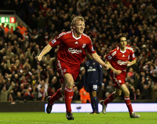 图片报：乌尔比希佩戴特制眼镜与耳罩训练，为了提高专注力（图片报：为提升专注力，乌尔比希训练中佩戴特制眼镜与耳罩）