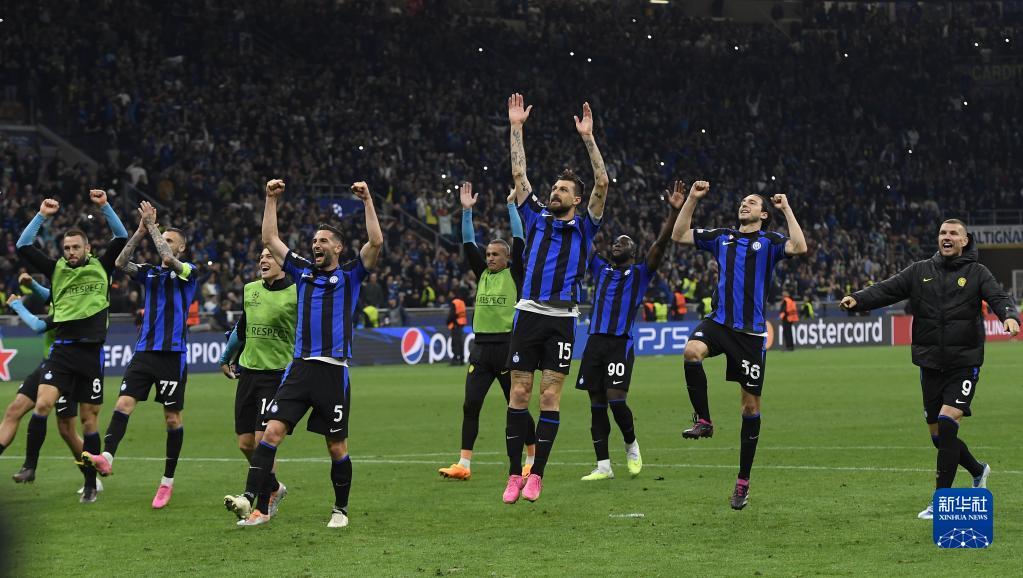 致敬若塔，阿隆索、阿诺德等人到安菲尔德纪念碑前献花（阿隆索、阿诺德等赴安菲尔德纪念碑献花，向若塔致敬）