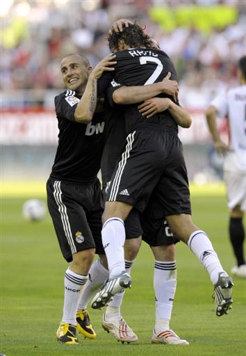 情绪不佳，吉拉西在下半场被换下时拒绝与主教练科瓦奇握手（下半场被换下，情绪不佳的吉拉西拒与主帅科瓦奇握手）