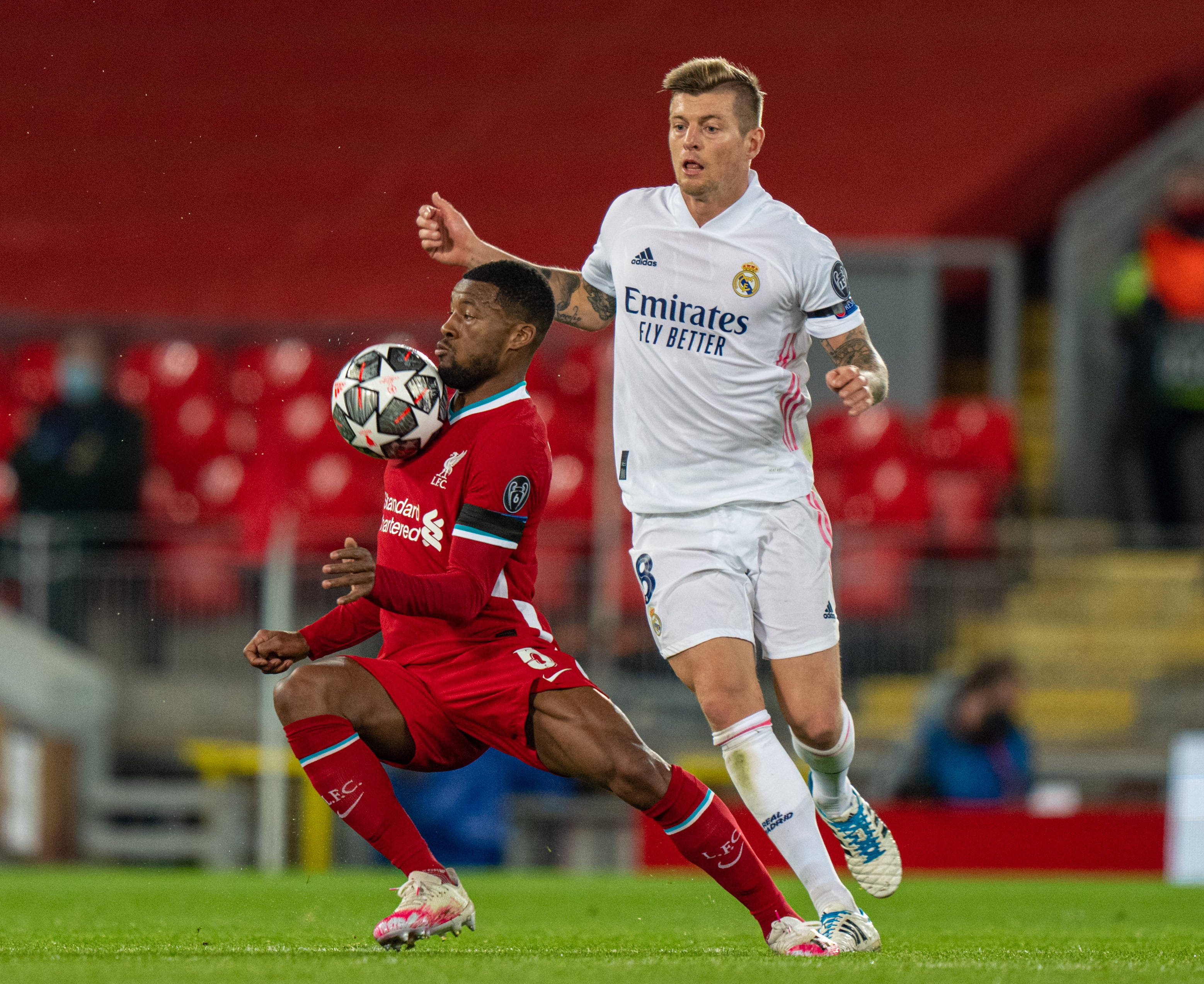 亚冠成都蓉城迎战神户胜利船：周定洋坐镇中场 韦世豪和德尔加多领衔锋线（亚冠成都蓉城对阵神户胜利船：周定洋镇守中场，韦世豪与德尔加多领衔锋线）