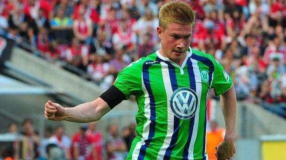 💥愤怒了！梅西离开体育场后，球迷冲场投水瓶+撕毁海报（梅西离场后爆发骚乱：球迷冲入场内投掷水瓶并撕毁海报）