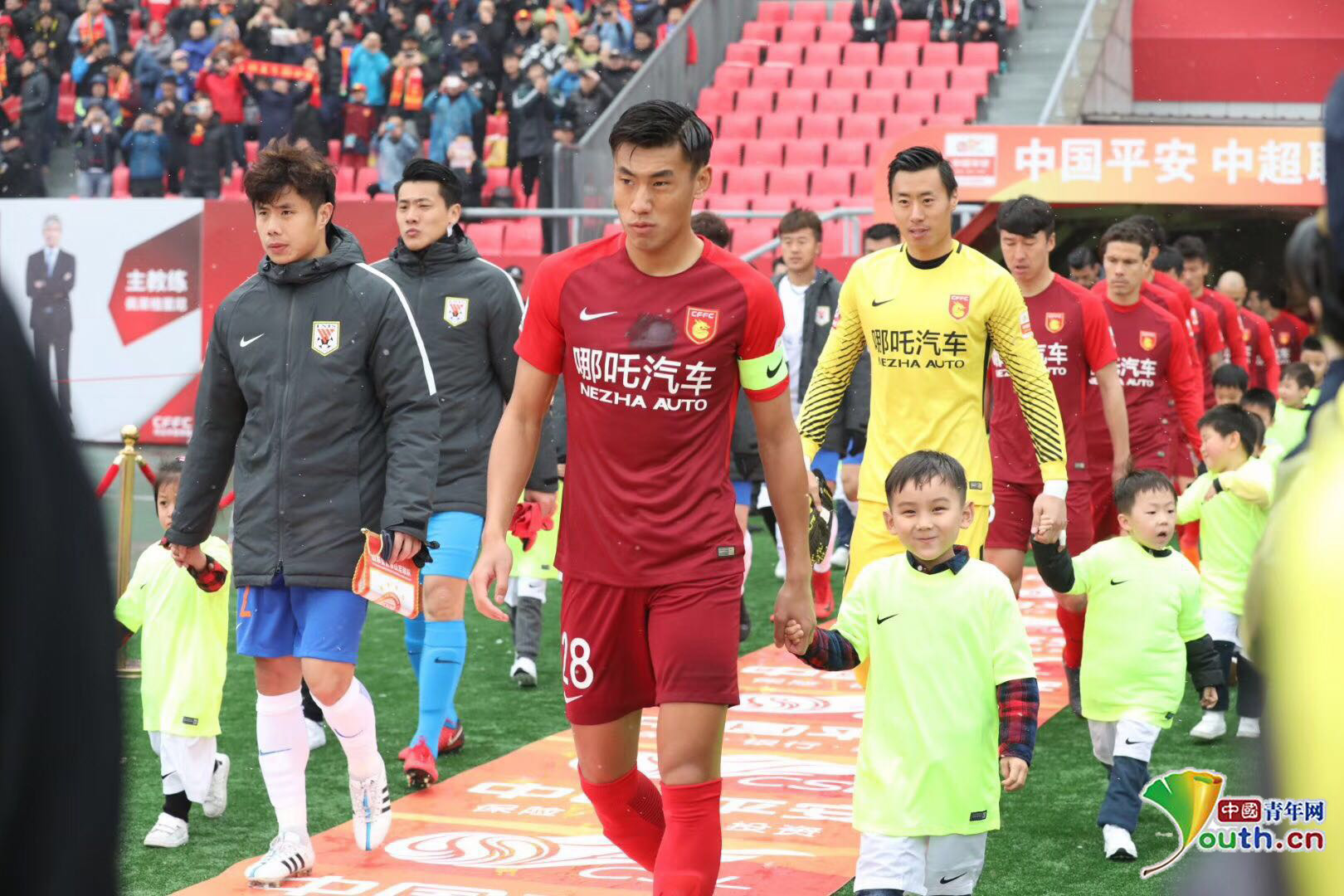 邮报：明年世界杯上下半场中段设强制补水时间，每次三分钟（邮报：明年世界杯每半场中段将设3分钟强制补水暂停）