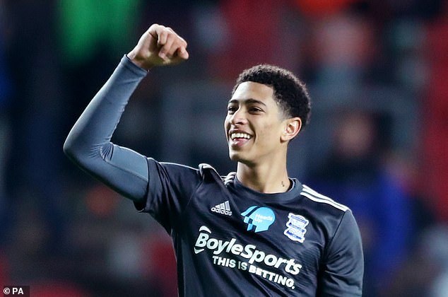 国足友谊赛战胜韩国展现新阵容（国足热身赛力克韩国，全新阵容亮相）