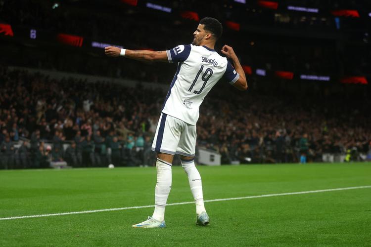 埃杜在高铁站被围满，合同今年到期，他说明年也希望在深圳（埃杜高铁站遭围堵，合同今年到期：盼明年留在深圳）