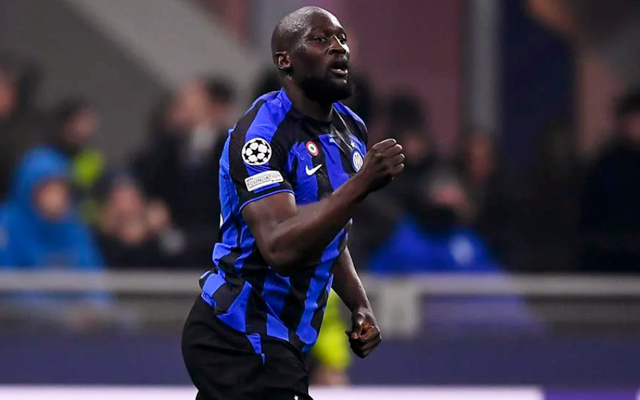 球星带球突破造成杀伤，全场欢呼（球星强突撕裂防线，引爆全场欢呼）