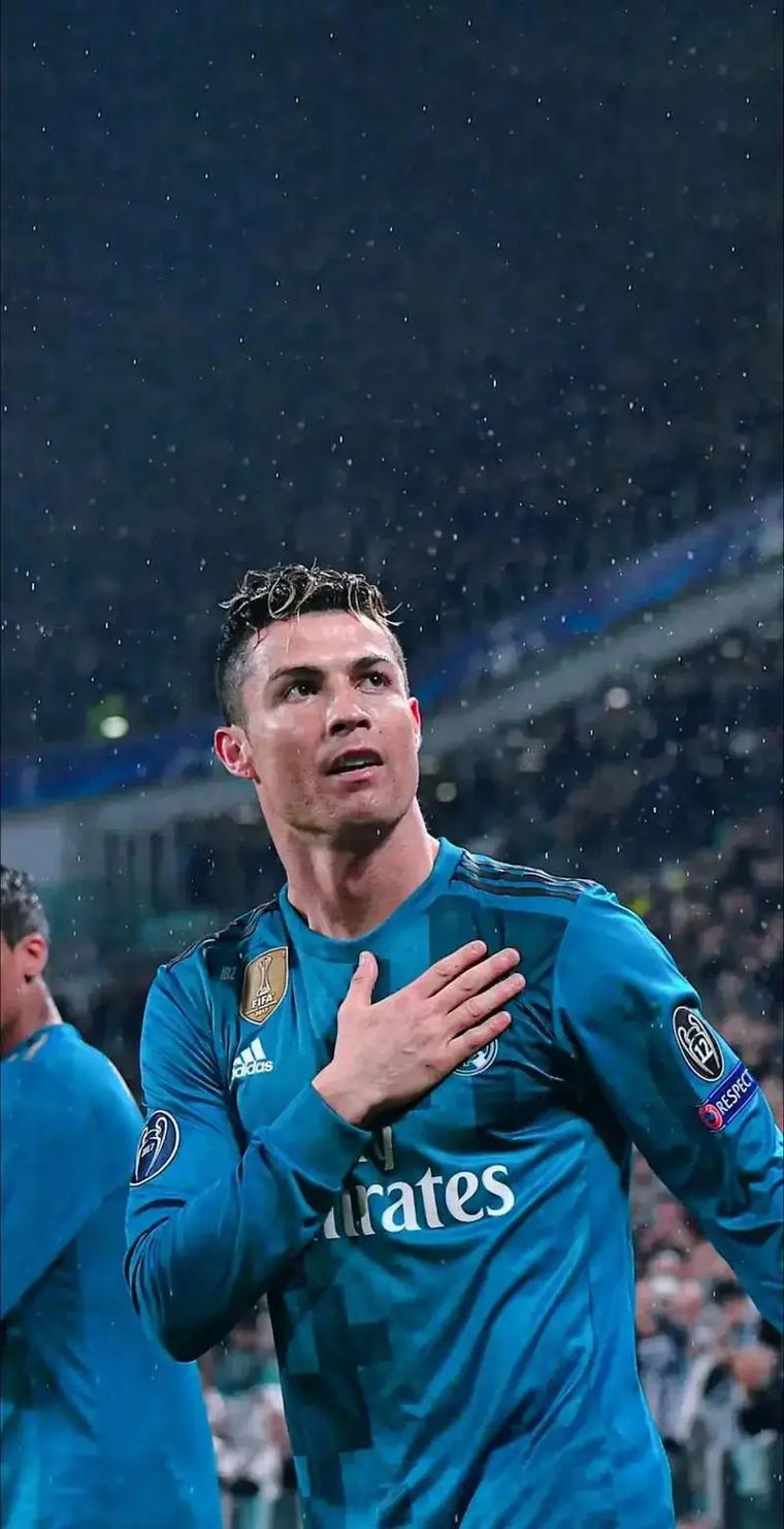 米体：莫伊塞-基恩正在与前意大利环球小姐约会（米兰体育报：莫伊塞·基恩疑与前意大利环球小姐交往）