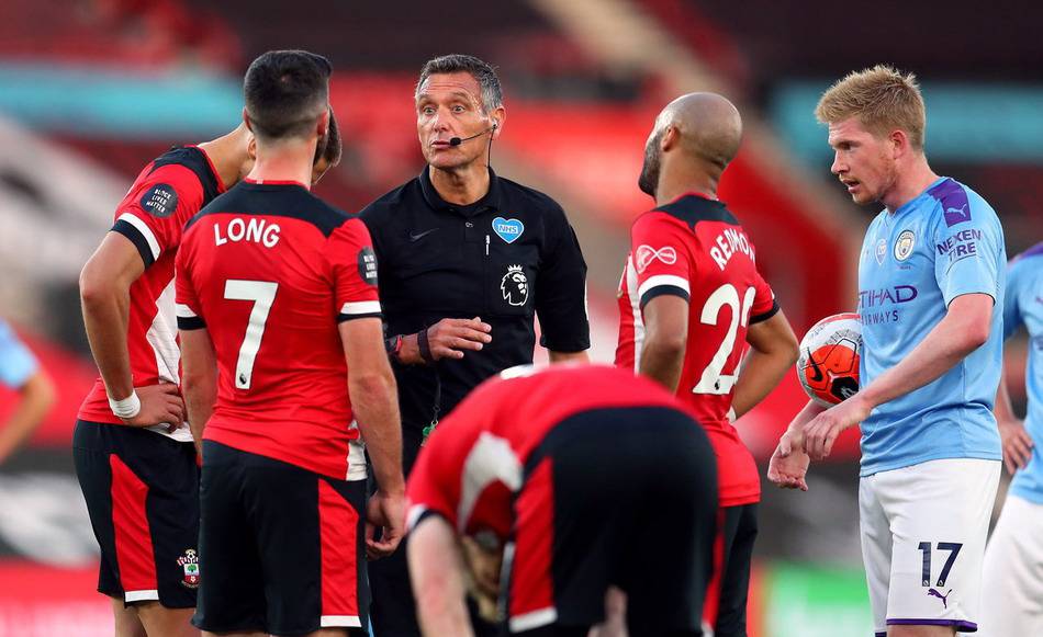 1次扛旗2次退赛！带伤出征的郑钦文，为何仍是湖北队的骄傲？（带伤仍前行：郑钦文一次扛旗两度退赛，何以依旧让湖北队自豪？）