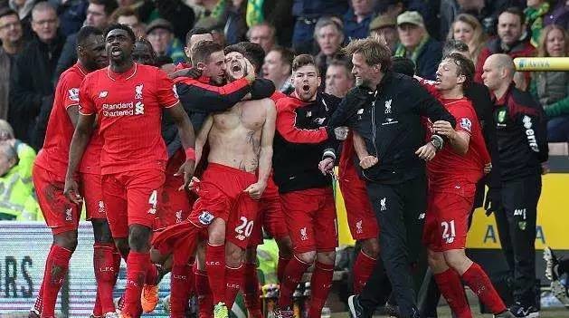 1996年，55岁的贝利还在踢足球（1996年，55岁的贝利依旧征战绿茵场）