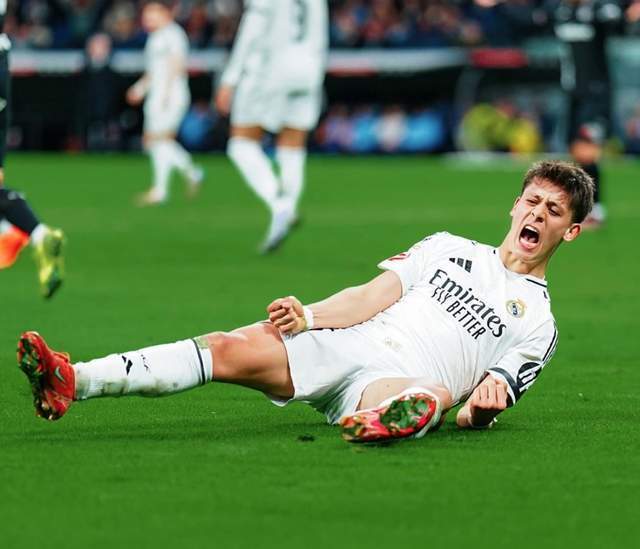 皇家马德里更衣室的紧张局势，意外缺席：“这真是个烂借口！”（皇马更衣室火药味升级，突发缺席引爆不满：“这借口太烂了！”）